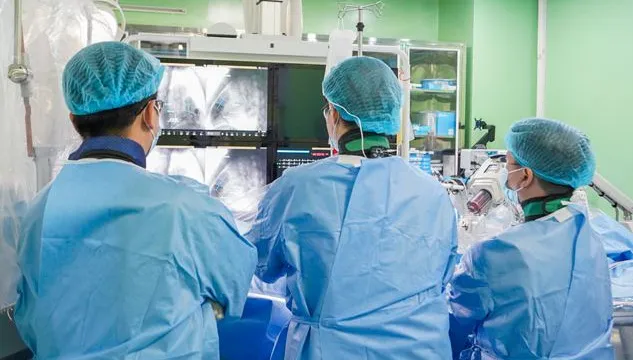 Tránh mổ tim mở lần hai nhờ thay van qua da