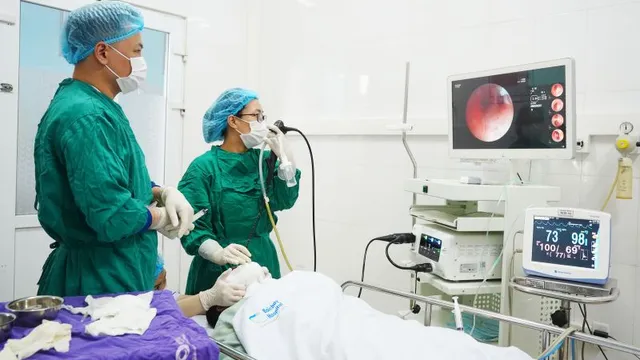 Ho kéo dài một tháng, cụ ông phát hiện dị vật phế quản