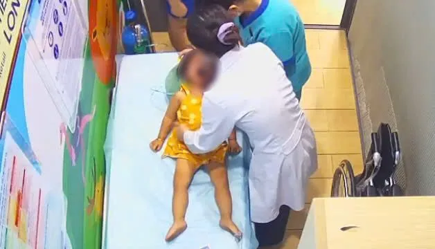 Trung tâm Tiêm chủng Long Châu phối hợp Bệnh viện Đại học Y Dược TP Hồ Chí Minh kịp thời cấp cứu thành công bé bị sặc sữa