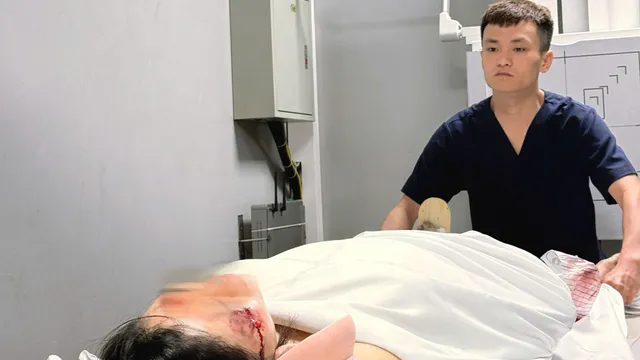 Cấp cứu người phụ nữ mắc kẹt dưới gầm xe buýt