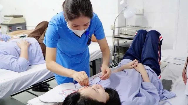 Người trẻ liệt mặt do zona thần kinh
