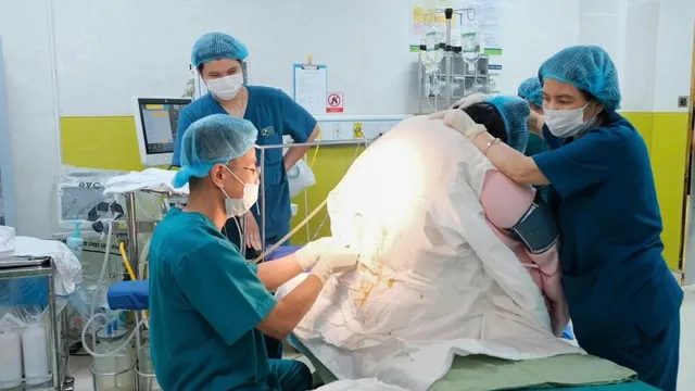 Sản phụ nặng 140kg, tiền sản giật nặng sinh con 4,6kg an toàn