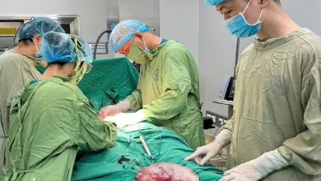 Bé gái 14 tuổi phát hiện u buồng trứng ác tính khổng lồ