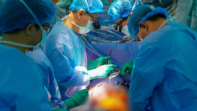 Ghép tim xuyên Việt cứu sống bệnh nhân 23 tuổi phụ thuộc ECMO