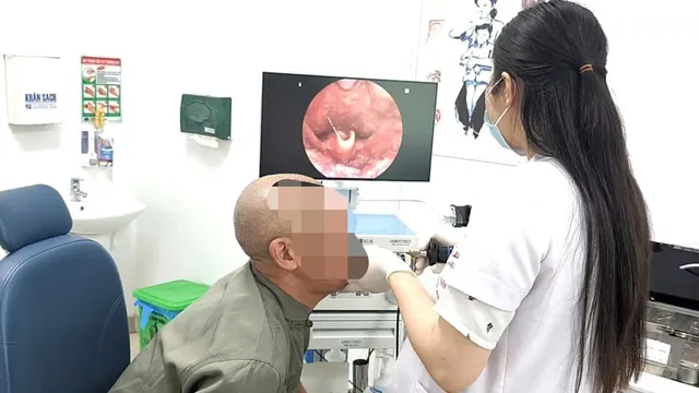 Suýt tắc đường thở vì thói quen nhai đá lạnh giải nhiệt
