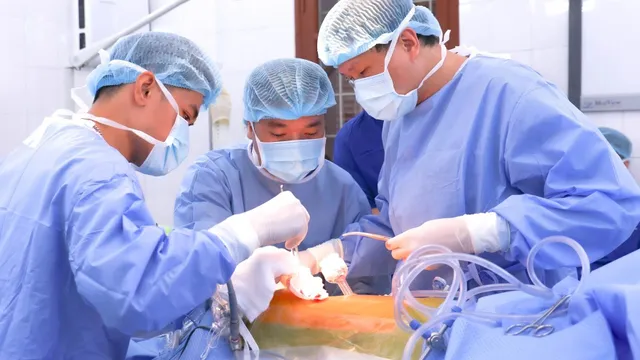 Người hiến thận sống cao tuổi nhất Việt Nam cứu con trai suy thận
