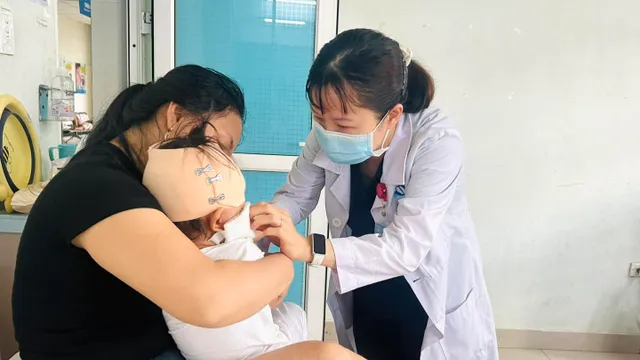 Bé gái 19 tháng tuổi bị chó nhà cắn trọng thương vùng đầu