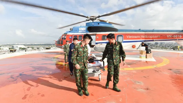 Xuyên đêm đưa 2 bệnh nhân Trường Sa về đất liền