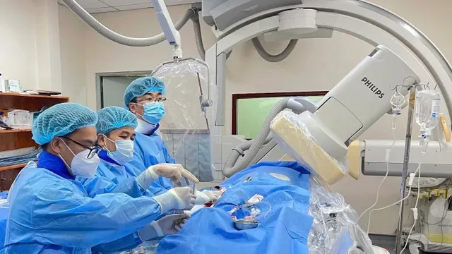Cứu sống cụ ông 75 tuổi nhồi máu cơ tim nguy kịch