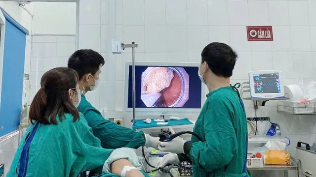 Nội soi lấy khối bã thức ăn "khủng" trong dạ dày bệnh nhân