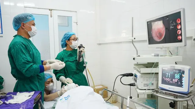 Ho kéo dài, đau ngực hơn 1 tháng, bất ngờ phát hiện dị vật trong phế quản