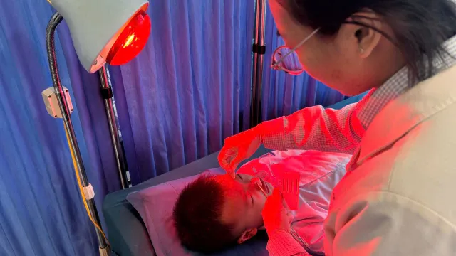 Bé trai méo miệng vì liệt dây thần kinh số VII