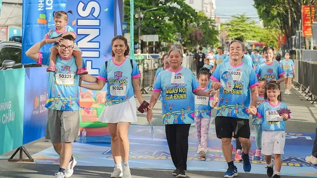 “Ngày hội gia đình” Long Châu 2026: Hơn 2.000 thành viên từ các gia đình ba thế hệ tại Cần Thơ cùng đi bộ vì sức khỏe