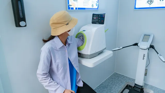 Tiện ích y tế số đến gần hơn với cộng đồng qua Trạm Công dân số đầu tiên ở phố đi bộ Nguyễn Huệ