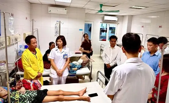 Cắt 1 mét ruột non cứu bệnh nhi người Lào bị tắc ruột nặng
