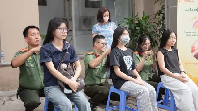 Trao mái tóc thật, gửi niềm tin đến người bệnh ung thư