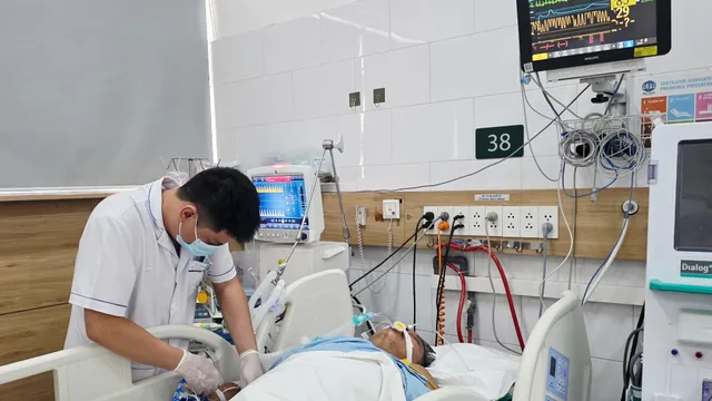 Bệnh viện Bạch Mai hội chẩn khẩn cấp cứu 7 nạn nhân ngộ độc khí clo