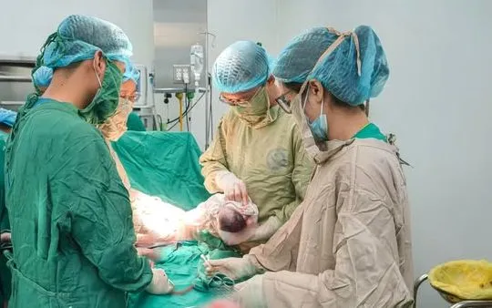 Mổ lấy thai ở tuần 34 cho sản phụ ung thư vú di căn nhiều vị trí