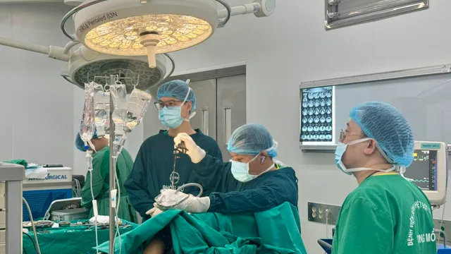 Phát hiện đường rò hiếm gặp từ đại tràng lên phổi