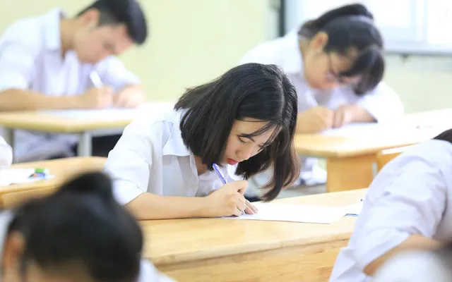 Học sinh lớp 12 Hà Nội được kiểm tra, khảo sát 3 lần trước thi tốt nghiệp  THPT | VTV.VN