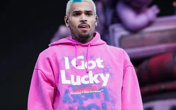 Chris Brown đối mặt với việc bị bắt nếu trở lại Vương quốc Anh | VTV.VN