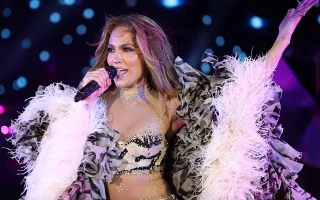 Lý do Jennifer Lopez, Justin Timberlake, Bad Bunny chật vật bán vé concert  | VTV.VN