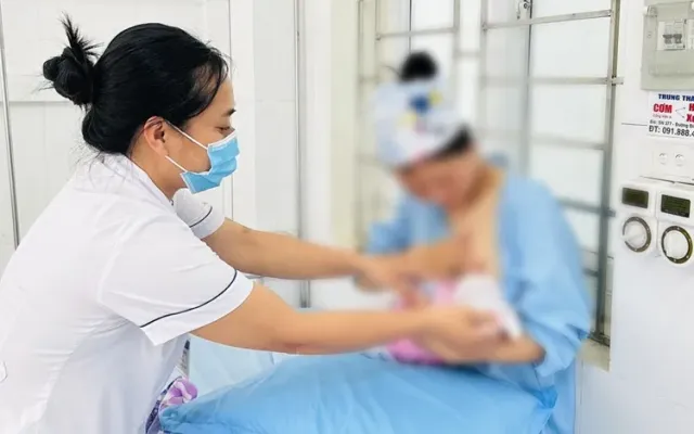 Sản phụ đẻ rơi trên đường tới viện, thai nhi ngôi ngược kẹt đầu trong cơ thể mẹ