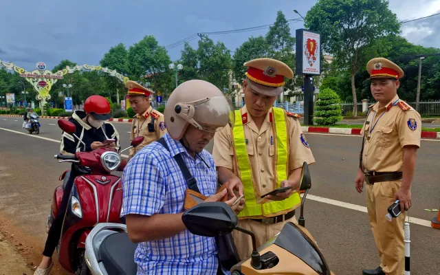 CSGT kiểm tra giấy tờ qua VNeID: Người dân cảm thấy nhanh gọn, thuận tiện | VTV.VN