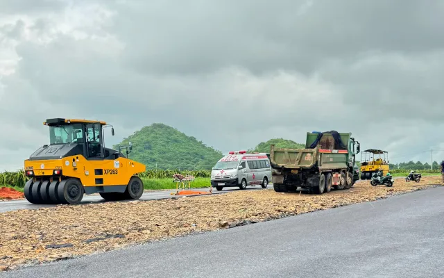 Bình Thuận: Một công nhân bị xe lu cán tử vong khi đang thảm nhựa đường |  VTV.VN