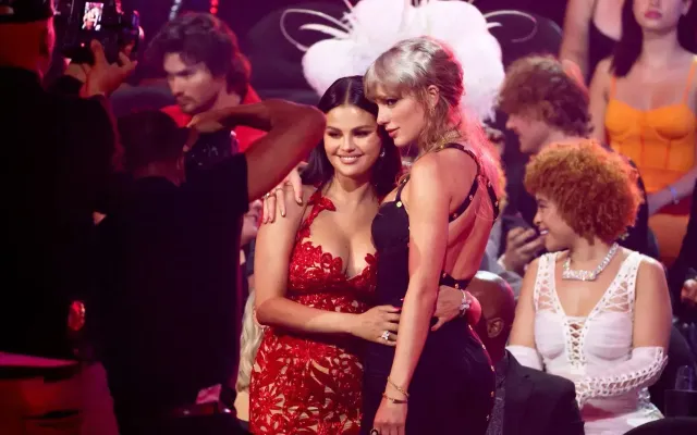 Selena Gomez không hoà hợp với bạn bè của Taylor Swift | VTV.VN