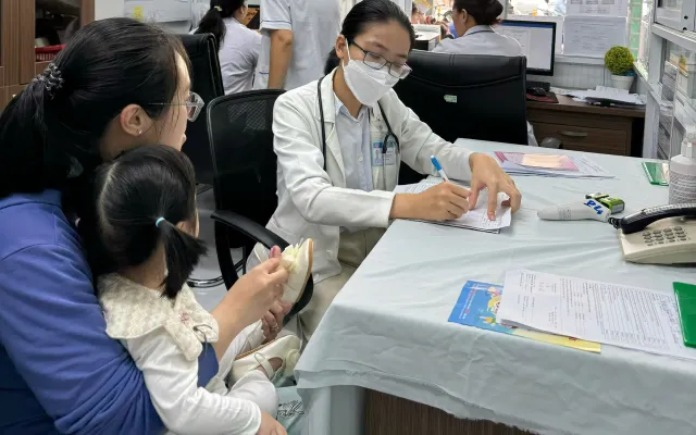 TP Hồ Chí Minh: Hơn 30% trẻ từ 1 tuổi đến 5 tuổi chưa tiêm đủ mũi được tiêm vaccine sởi