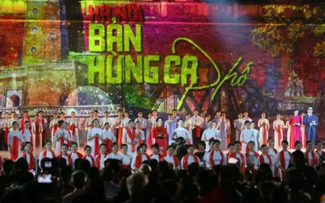 Hanoi – The Heroic Anthem of the Streets: A Sky Full of Flags and Flowers, Brimming with Majestic Emotions