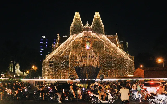 Nhà thờ Đức Bà TP Hồ Chí Minh lung linh ánh sáng chào đón Giáng sinh 2024 | VTV.VN