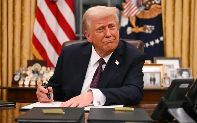 Tổng thống Trump chấm dứt chính sách xe điện của ông Biden | VTV.VN