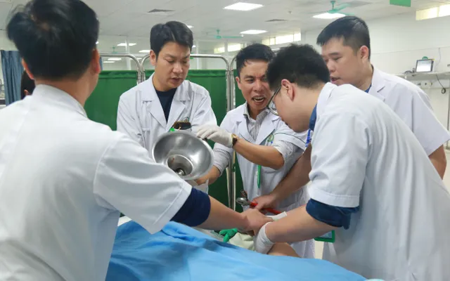 Suýt mất bàn tay do bị cuốn vào máy xay thịt