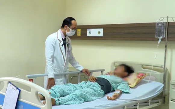Nam thanh niên nằm liệt giường vì lao cột sống
