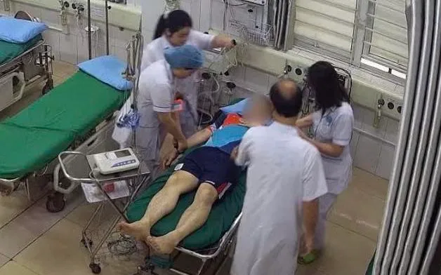 Người đàn ông bị đột quỵ khi đang chơi bóng bàn