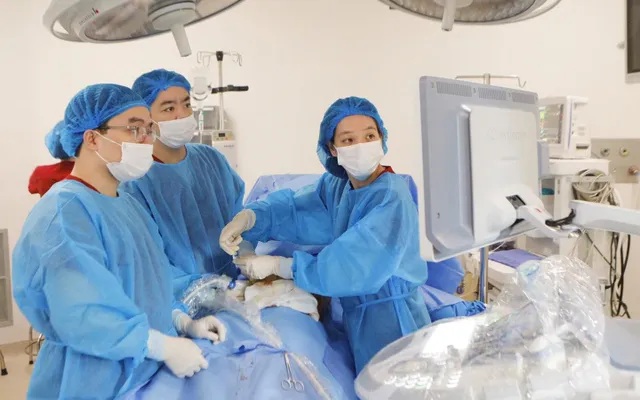Đặt dẫn lưu màng phổi cứu thai nhi nguy kịch ngay trong bụng mẹ