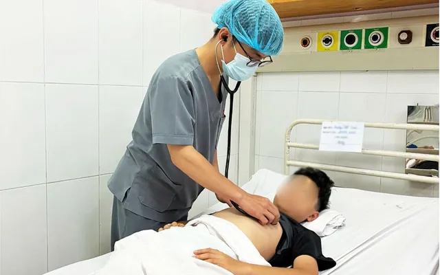 Bé trai 13 tuổi thoát nguy kịch vì viêm màng não mô cầu