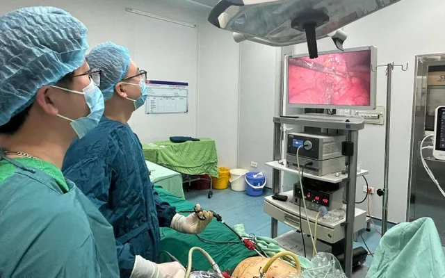 Người đàn ông bị viên sỏi nhỏ bắn xuyên bụng gây thủng ruột khi đang cắt cỏ