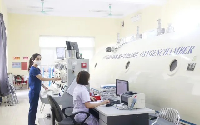 Cứu sống bệnh nhân ngộ độc hơi sơn trong boong tàu kín
