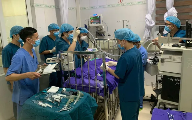 Bé 17 tháng tuổi nguy kịch do hóc kẹo lạc