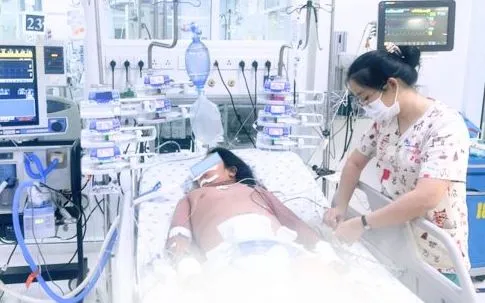 Bé gái dư cân bị sốc sốt xuất huyết nặng, rối loạn đông máu, suy hô hấp