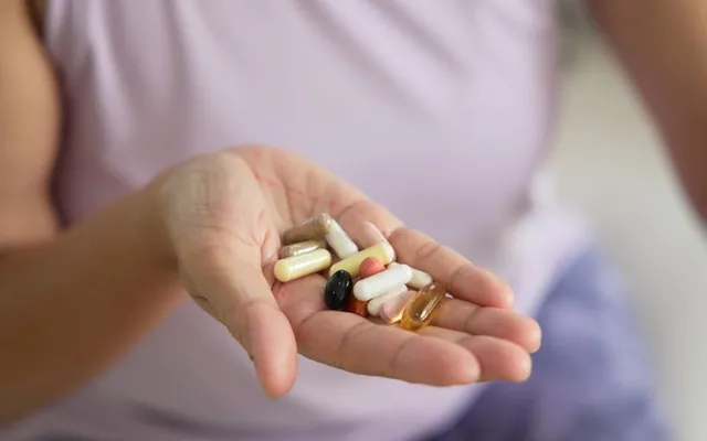 Nên ngưng uống thuốc phẩm chức năng trước nâng ngực bao lâu