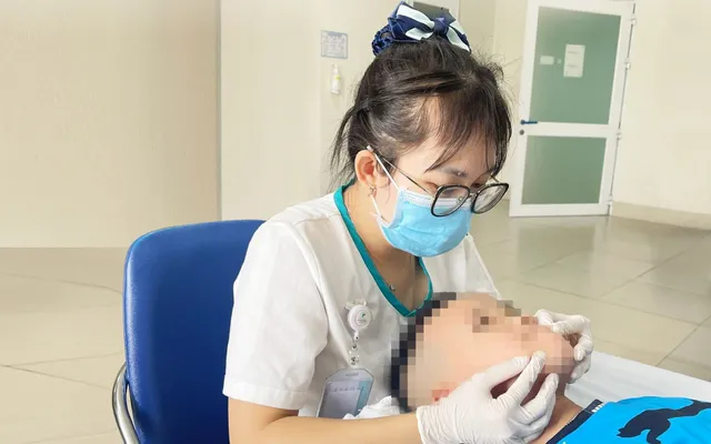 Cảnh báo trẻ liệt mặt do lạnh: Đừng chủ quan khi trẻ tắm muộn, nằm điều hòa