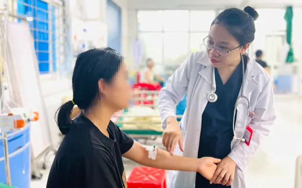 Cô gái nguy kịch do bị ong bắp cày đốt
