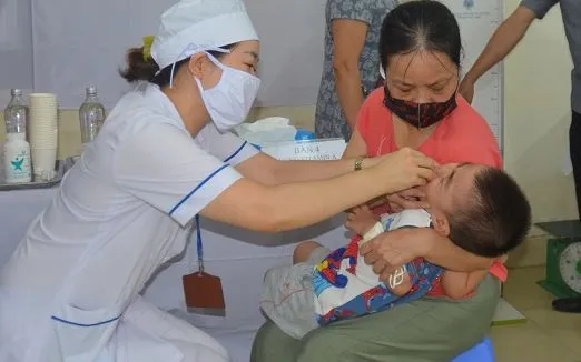 Hà Nội phấn đấu đạt trên 99,8% trẻ uống Vitamin A đợt 1