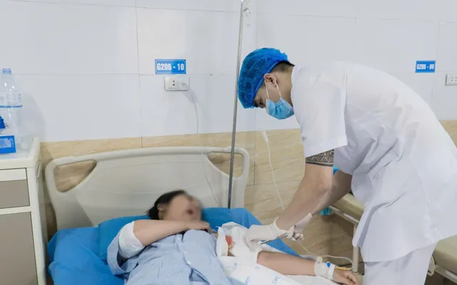 Bé gái 12 tuổi nhập viện vì bất ngờ bị chó nhà hàng xóm tấn công