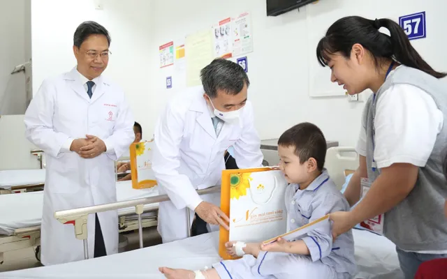 Lan tỏa yêu thương: Lãnh đạo Bộ Y tế thăm bệnh nhi ung thư nhân 1/6