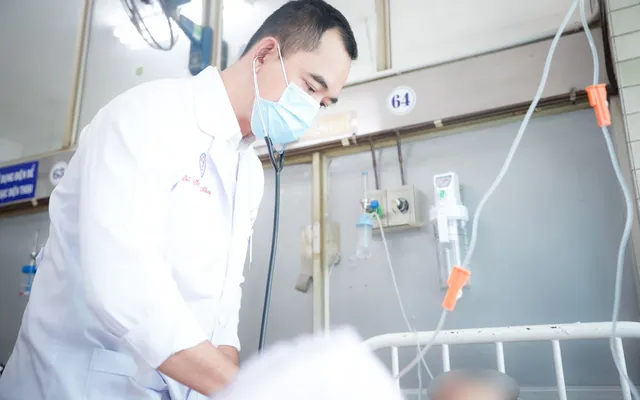 Mổ xuyên đêm cứu nạn nhân vụ sập nhà do mưa lớn ở Long An